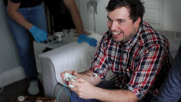Αυτό το videogame χειριστήριο σου αφαιρεί αίμα κάθε φορά που σκοτώνεσαι στο παιχνίδι