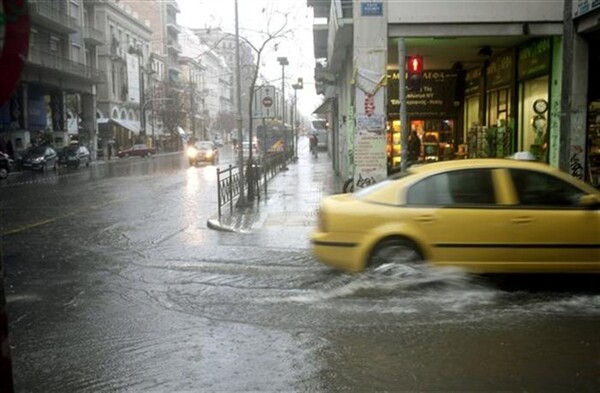 ΧΑΟΣ ΣΤΗΝ ΑΘΗΝΑ-23χρονη νεκρή στο αυτοκίνητο της