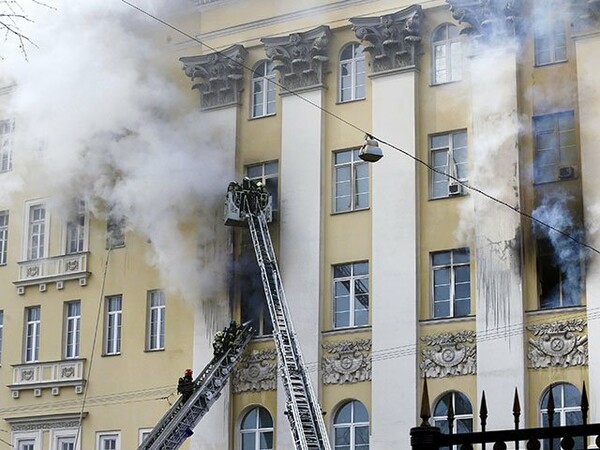 Πυρκαγιά στα κεντρικά γραφεία του υπουργείου Άμυνας στην Μόσχα