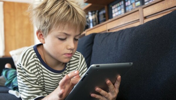 Οι επιστήμονες προειδοποιούν: Επικίνδυνη για τα παιδιά η ενασχόληση με tablet και iPad