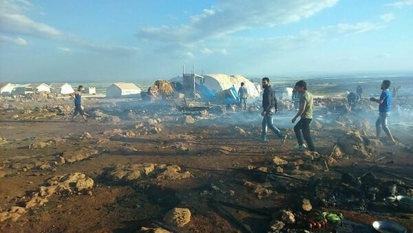 28 νεκροί πρόσφυγες από βομβαρδισμό σε καταυλισμό στη Συρία