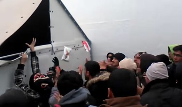 Το βίντεο της ντροπής στη Λάρισα: Πετούν από ένα άνοιγμα τα κρουασάν και τα ρούχα στους πρόσφυγες