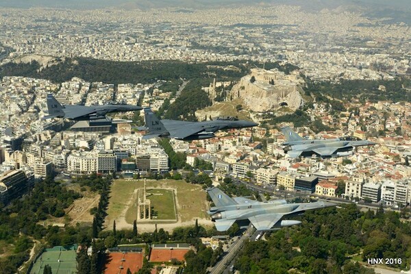 Βίντεο και φωτογραφίες από τις χαμηλές πτήσεις των μαχητικών που αναστάτωσαν την Αθήνα