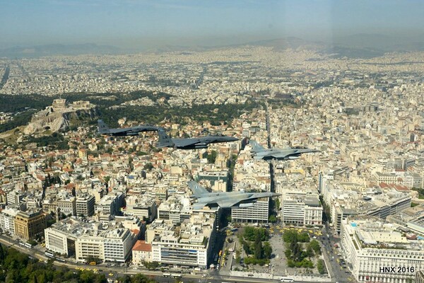 Βίντεο και φωτογραφίες από τις χαμηλές πτήσεις των μαχητικών που αναστάτωσαν την Αθήνα