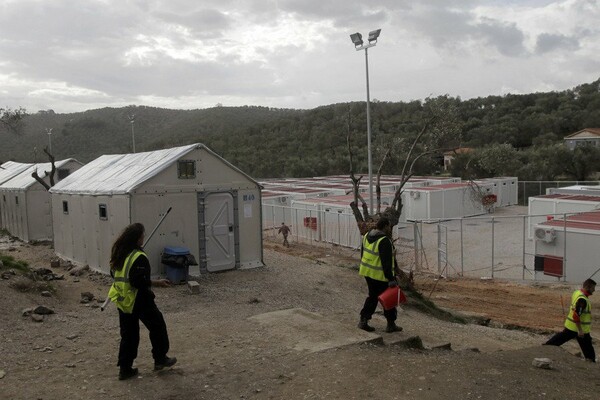 Ελεύθεροι αφήνονται πρόσφυγες και μετανάστες από τα κέντρα στα νησιά