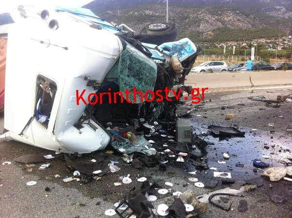 Σοβαρό τροχαίο με νταλίκες στην Αθηνών - Κορίνθου