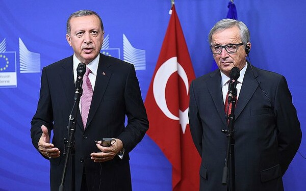 Σκληρή κόντρα Γιούνκερ-Ερντογάν: Κινδυνεύει να τιναχθεί στον αέρα η συμφωνία Ε.Ε.-Τουρκίας