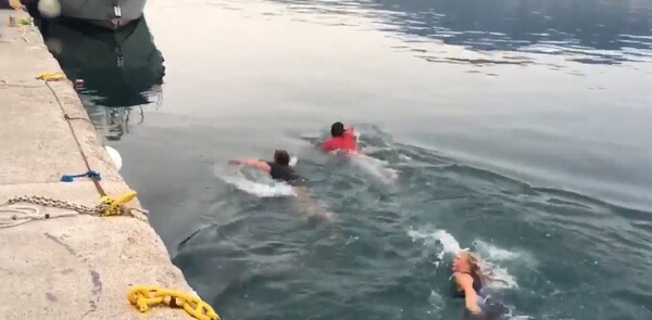 Αλληλέγγυοι έπεσαν στη θάλασσα, για να εμποδίσουν την αναχώρηση πλοίου με μετανάστες για την Τουρκία