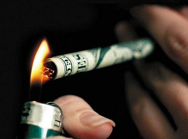 Πρώην καπνιστές κερδίζουν περισσότερα χρήματα από εκείνους που δεν κάπνισαν ποτέ