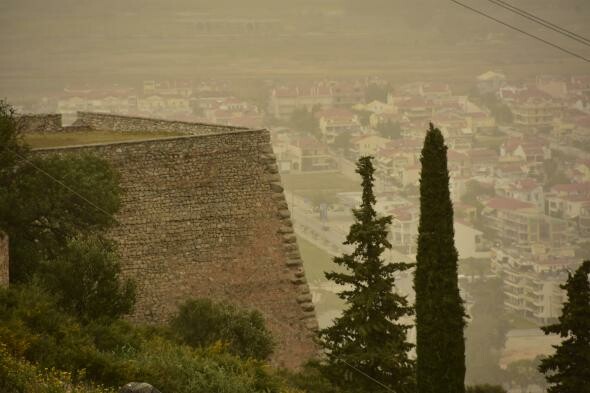 Αραιές νεφώσεις και σκόνη