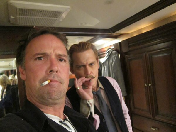 Ο Doug Stanhope ισχυρίζεται πως η Ηeard εκβιάζει τον Depp και είχε απειλήσει να πει ψέματα
