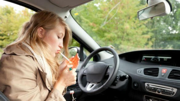 Ρυπογόνο το κάπνισμα στο αυτοκίνητο