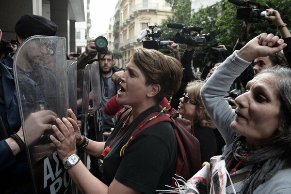 Έξω από τη ΓΑΔΑ οι καθαρίστριες