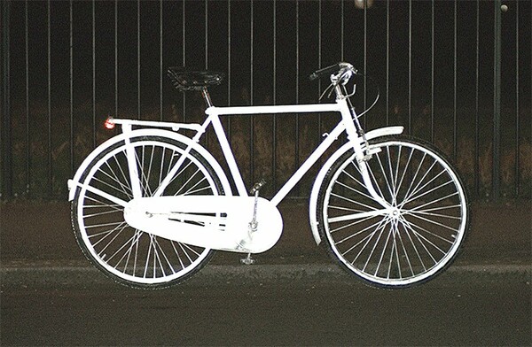 Lifepaint: το σπρέι που κάνει τα ποδήλατα να φωσφορίζουν τη νύχτα