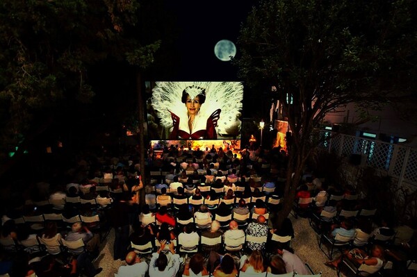 Το Cine Manto στη Μύκονο, ένα από τα ομορφότερα θερινά σινεμά του κόσμου, ανακοίνωσε συναυλίες και εκδηλώσεις για το 2016