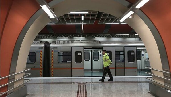 Μέσα στις σήραγγες περπάτησαν το πρωί οι επιβάτες του μετρό