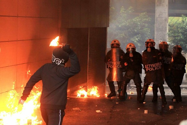 Mολότοφ για τον Μαζιώτη στα γραφεία του ΠΑΣΟΚ