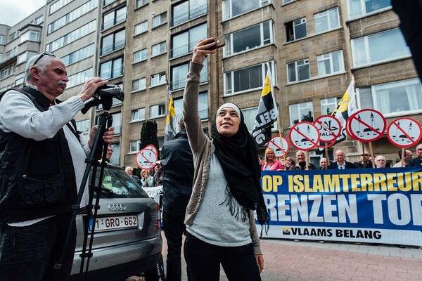 Βέλγιo: Νεαρή μουσουλμάνα προκαλεί αμηχανία σε ακροδεξιούς, βγάζοντας selfies μαζί τους