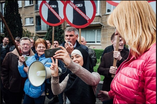 Βέλγιo: Νεαρή μουσουλμάνα προκαλεί αμηχανία σε ακροδεξιούς, βγάζοντας selfies μαζί τους