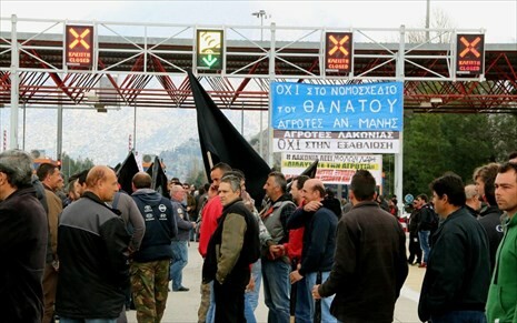 Αγρότες από όλη την Πελοποννήσου στα διόδια της Νεστάνης