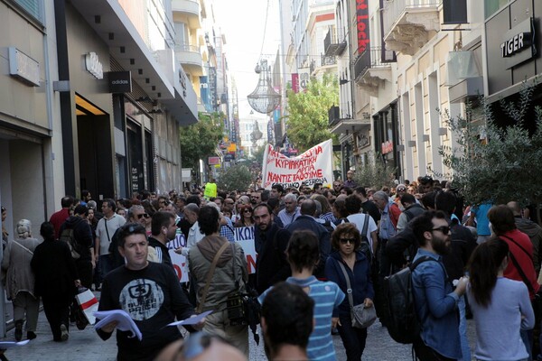 Με διαμαρτυρίες η πρεμιέρα για τα ανοιχτά καταστήματα τις Κυριακές