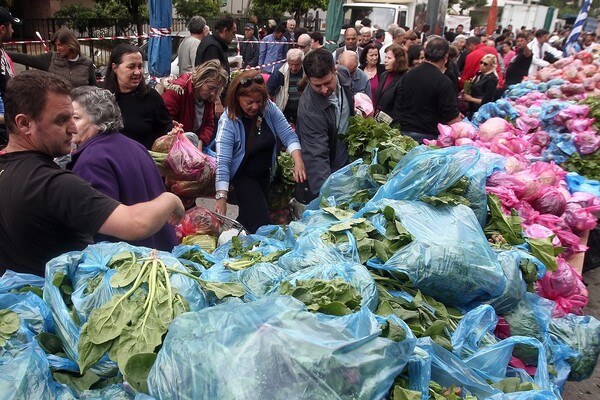 Συνεχίζουν την απεργία τους οι παραγωγοί λαϊκών αγορών
