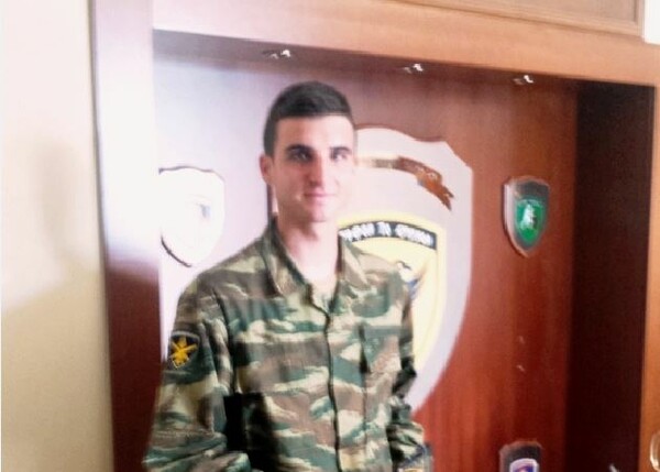Βραβείο για τον 22χρονο στρατιώτη που σε έξοδό του βρήκε ένα πορτοφόλι με 1500 ευρώ και το παρέδωσε