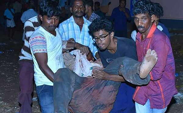 Ξεπέρασαν τους 100 οι νεκροί από την πυρκαγιά σε ναό στην Ινδία