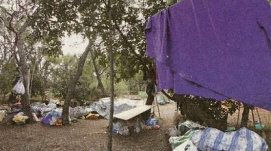 Νεόπτωχοι κατοικούν σε σπηλιές στου Φιλοπάππου
