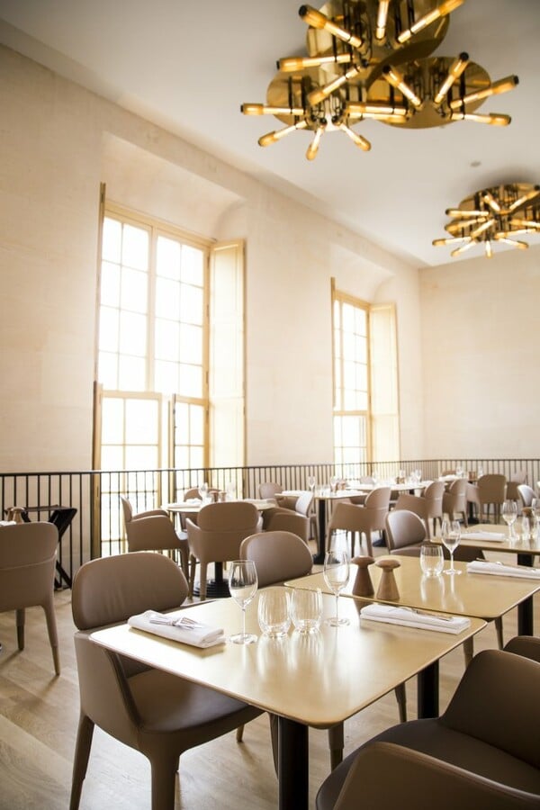 Ο διάσημος σεφ Alain Ducasse εγκαινίασε το πρώτο του εντυπωσιακό εστιατόριο στις Βερσαλλίες