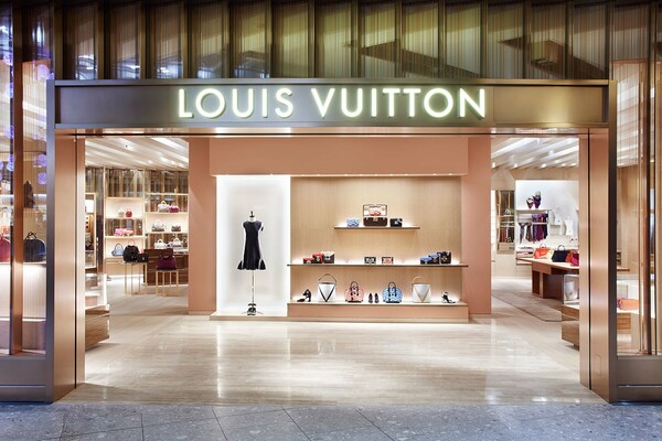 Πώς αυτή τη στιγμή στο Λονδίνο τα Louis Vuitton και άλλα πολυτελή brand είναι φθηνότερα από οπουδήποτε στον πλανήτη