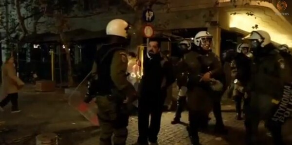 Το βίντεο του Reuters με τον ξυλοδαρμό συλληφθέντα από άντρα των ΜΑΤ