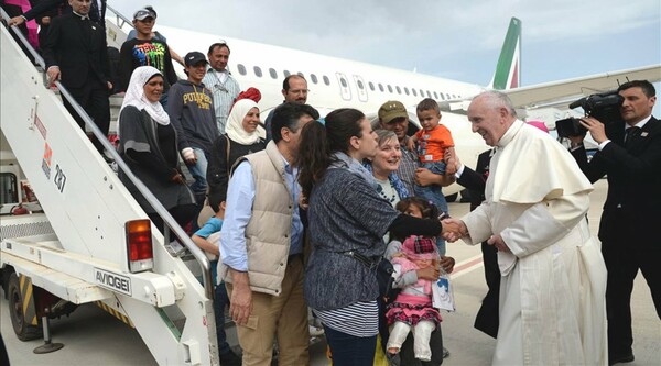 Ο Πάπας εξηγεί γιατί αποφάσισε να πάρει στην Ιταλία οικογένειες προσφύγων από τη Λέσβο