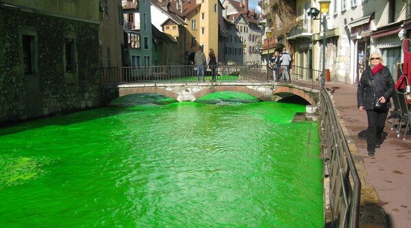 Πράσινα βάφτηκαν πολλά ποτάμια της Γαλλίας