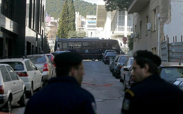 Ύποπτο δέμα έξω από την πρεσβεία των ΗΠΑ