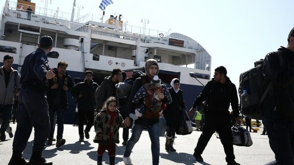 Έφτασαν κι άλλοι πρόσφυγες στον Πειραιά-Αρνήθηκαν να μπουν στα πούλμαν