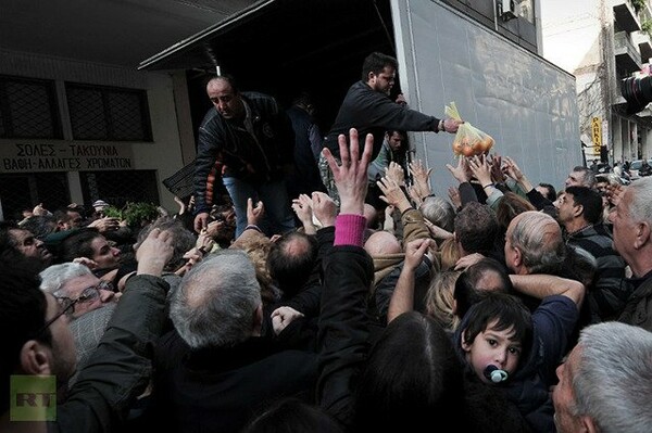 RT."Άνθρωπος ποδοπατήθηκε καθώς εκατοντάδες απελπισμένοι Έλληνες συνεπλάκησαν για μια σακούλα τρόφιμα".