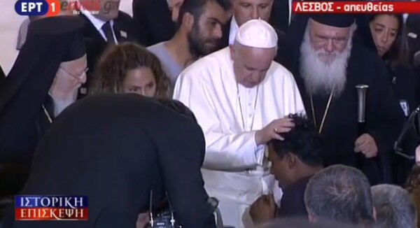 ΒΙΝΤΕΟ -Το συγκλονιστικό ξέσπασμα του πρόσφυγα που γονάτισε μπροστά στον Πάπα