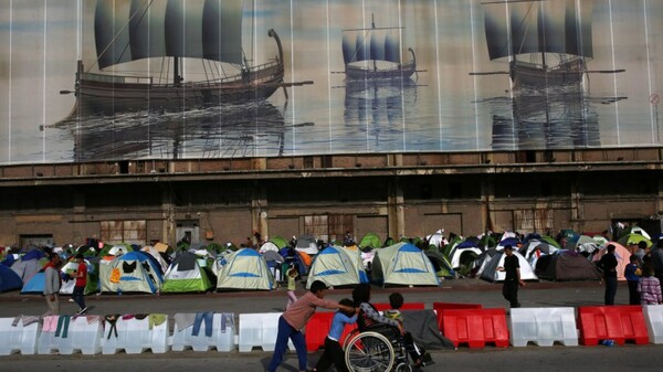 Νέα προσπάθεια σήμερα να φύγουν οι πρόσφυγες από το λιμάνι