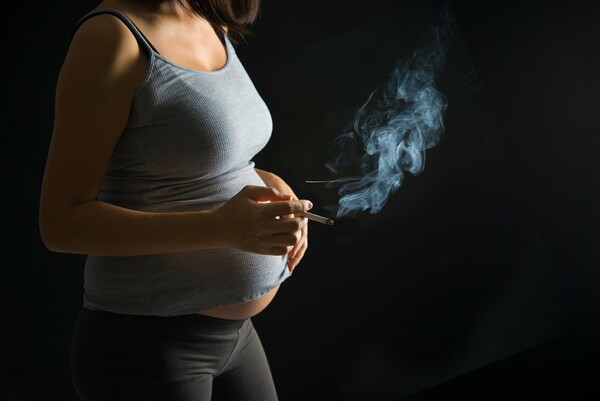 Το κάπνισμα της εγκύου μητέρας αλλάζει το DΝΑ του μωρού
