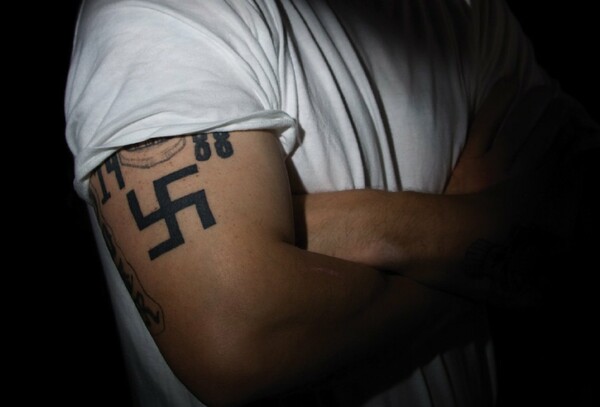 Τρέχουν να «σβήσουν» τα ναζιστικά τατουάζ