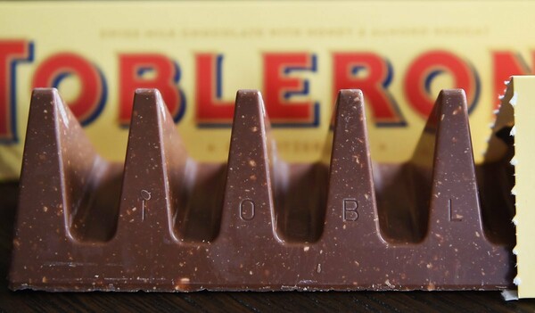H σοκολάτα Toblerone καταργεί τα μεγάλα κενά και επιστρέφει στο κλασικό της σχήμα