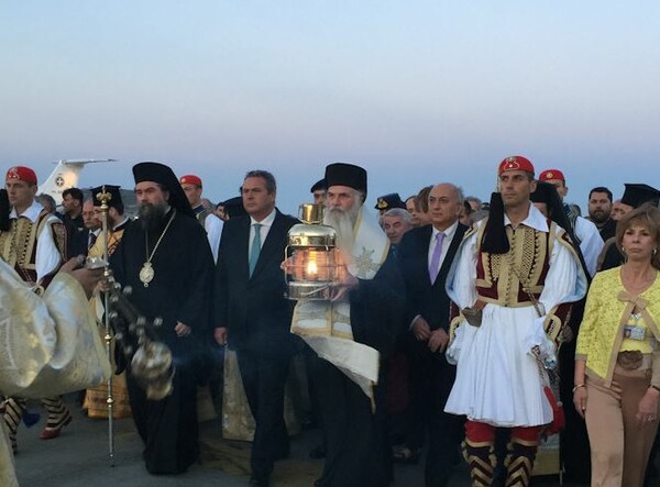 Με τιμές αρχηγού κράτους το Άγιο Φως στην Αθήνα - ΒΙΝΤΕΟ