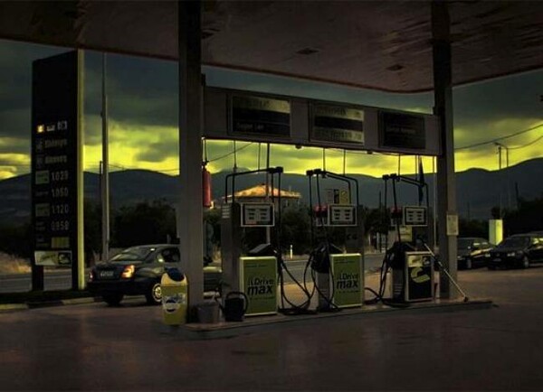 Ληστές έσπασαν με αυτοκίνητο την τζαμαρία βενζινάδικου