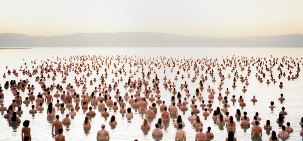 Ο διάσημος Spencer Tunick ανακοίνωσε πού θα γίνει η επόμενη μαζική γυμνή φωτογράφηση