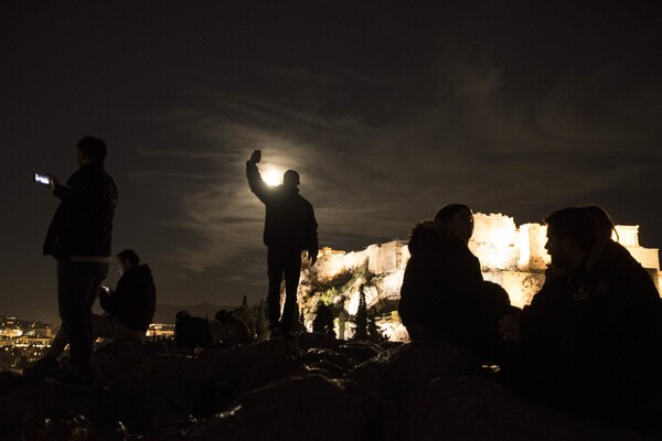 Πώς να τραβήξετε την τέλεια φωτογραφία του «Super Moon» μόνο με το κινητό (χωρίς να μοιάζει με θολή κουκκίδα )
