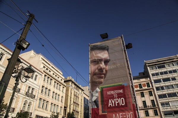 NZZ: O ΣΥΡΙΖΑ αλλάζει για να μείνει στην εξουσία