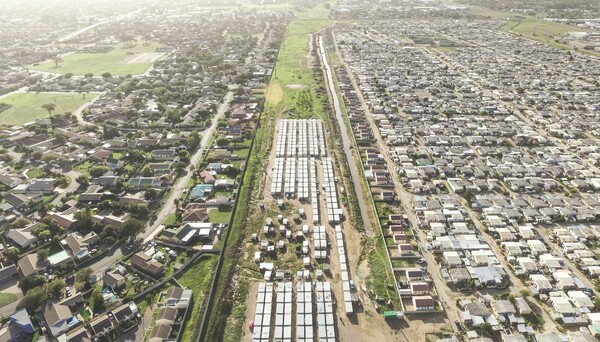 Drone καταγράφει τη θέα της ανισότητας στα σύνορα των δύο κόσμων του Κέιπ Τάουν