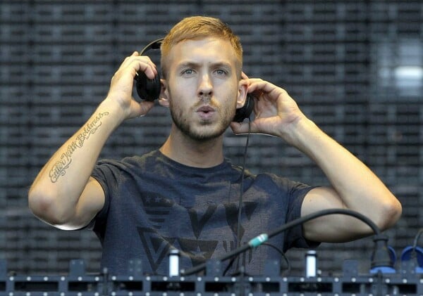 Ο Calvin Harris έβγαλε τραγούδι και ειρωνεύεται τη Swift και τον Hiddleston