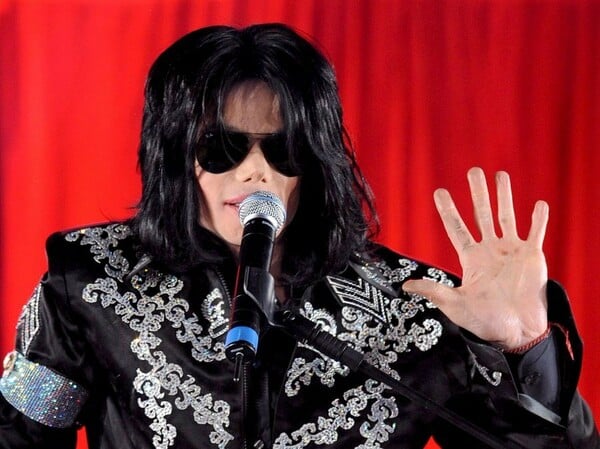 Η κόρη του Michael Jackson απαντά για τις φωτογραφίες γυμνών αγοριών που βρέθηκαν στην κατοχή του